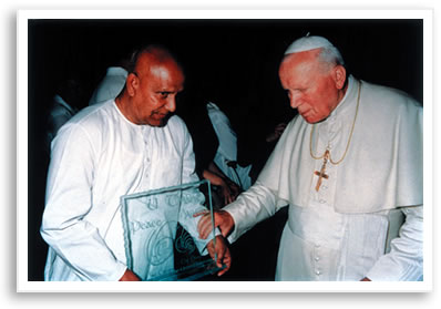 Sri Chinmoy awards Pope John Paul II with the U Thant Peace Award